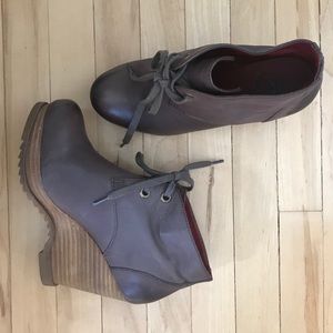 lucky brand mauve lace up wedge booties